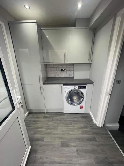 Large 1 Bedroom Flat With Private Parking Plymouth Bagian luar foto
